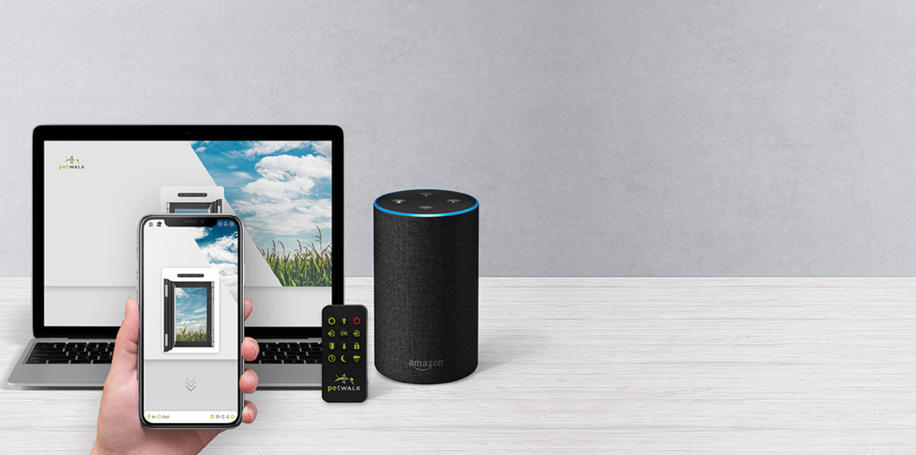 petWALK App Steuerung gezeigt auf Smartphone und Laptop. Daneben die Fernbedienung und eine Amazon Alexa um die weiteren Steuerungen zu zeigen.